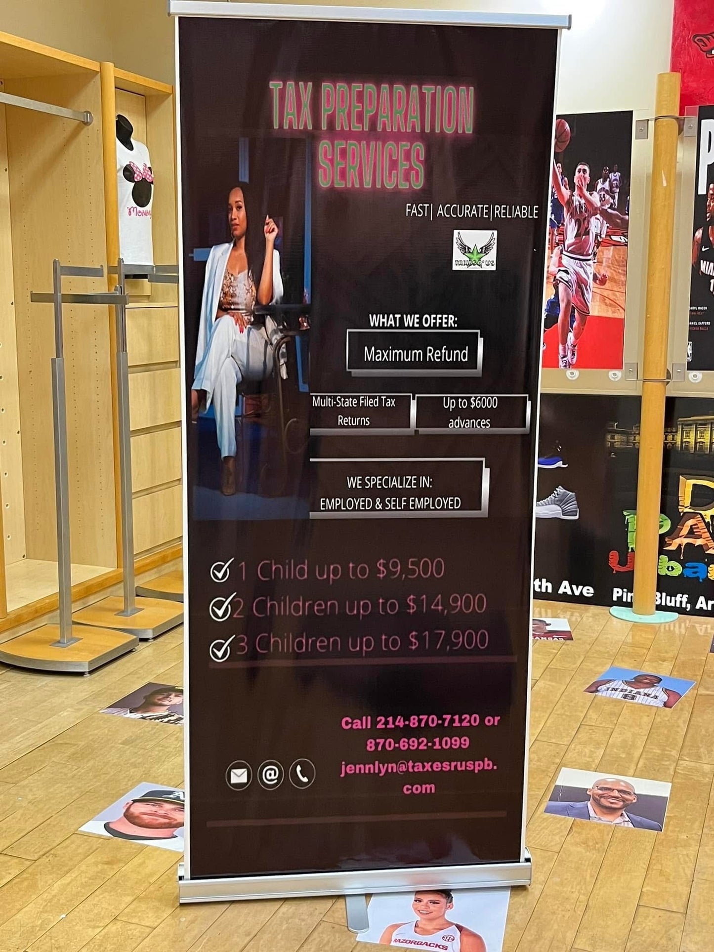 Retractable banner stand